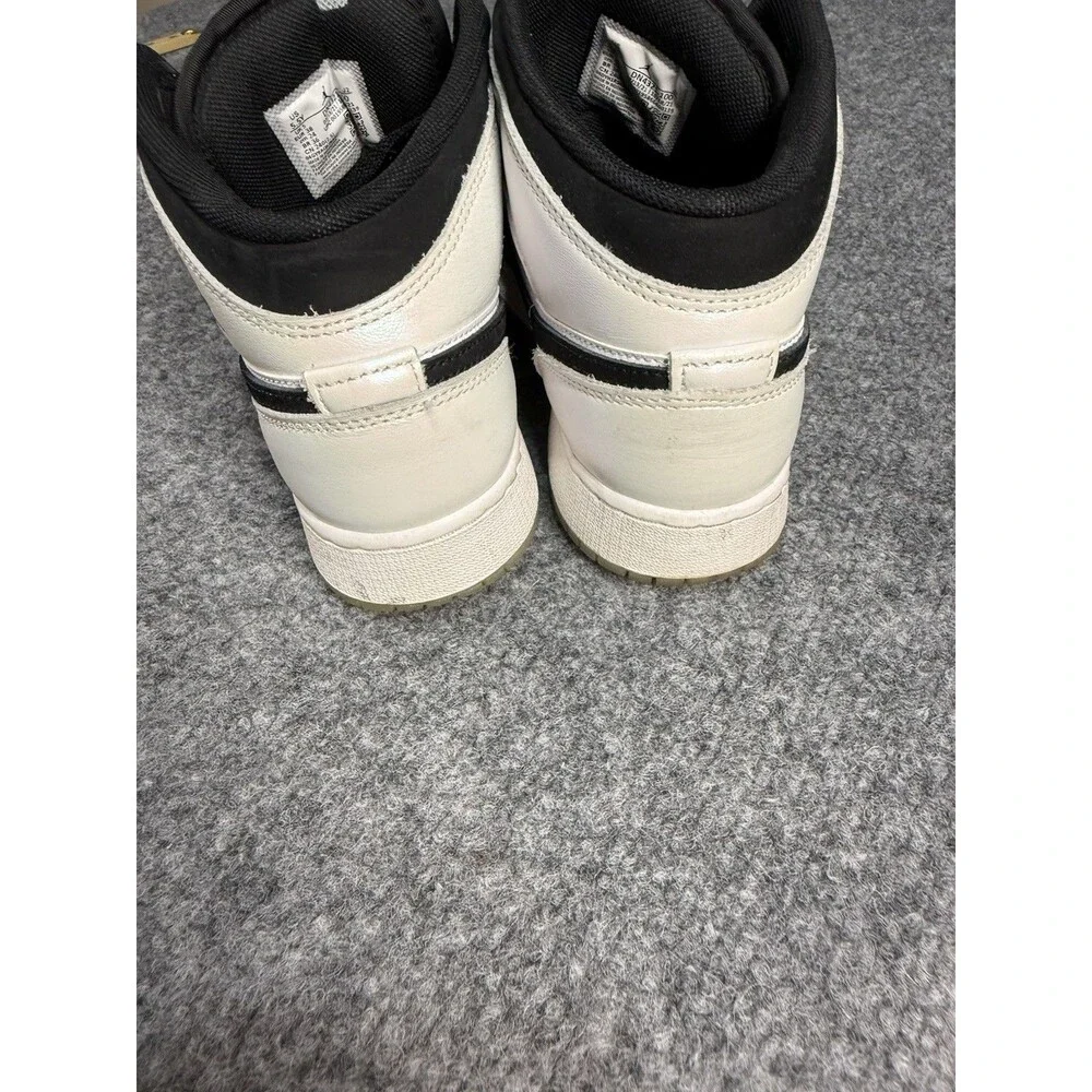 Air Jordan 1 Mid SE GS “Light Smoke Grey Shimmer” – Size 5.5Y / Women’s 7